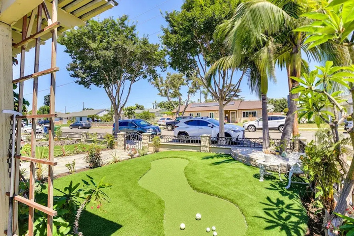 Westminster Escape Near Beaches & Shopping!