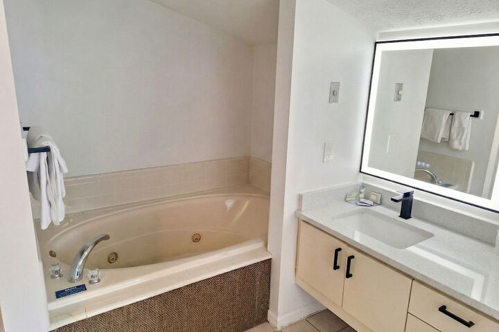 Pointes North Beachfront Hotel – 2 Person Spa Tub Studios