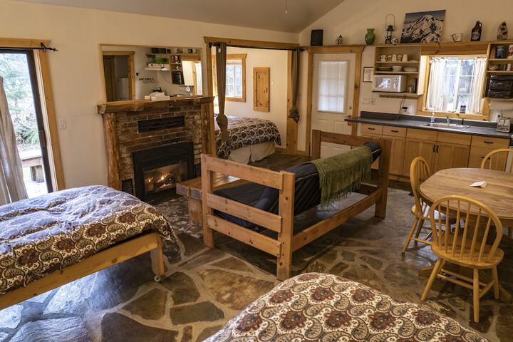 Whittakers Motel & Historic Bunkhouse