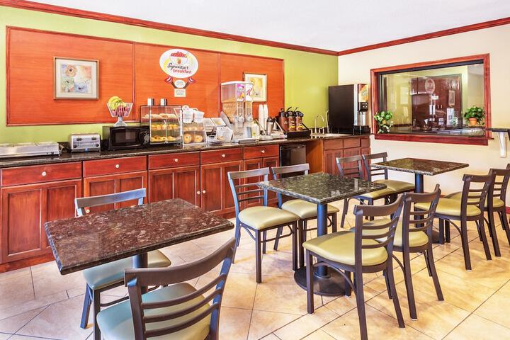 Super 8 by Wyndham Tilton / Lake Winnipesaukee