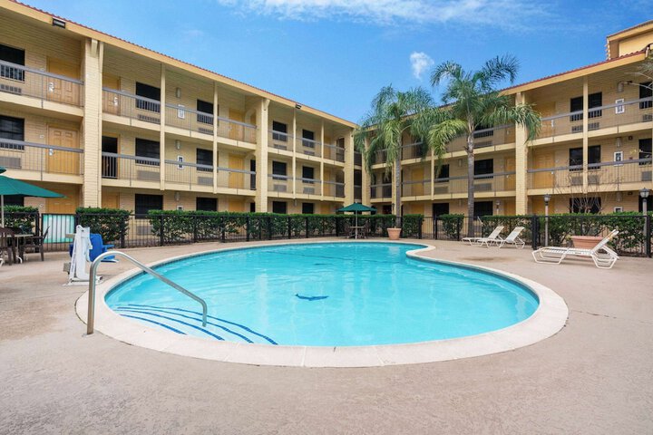 Pool 11 of 29