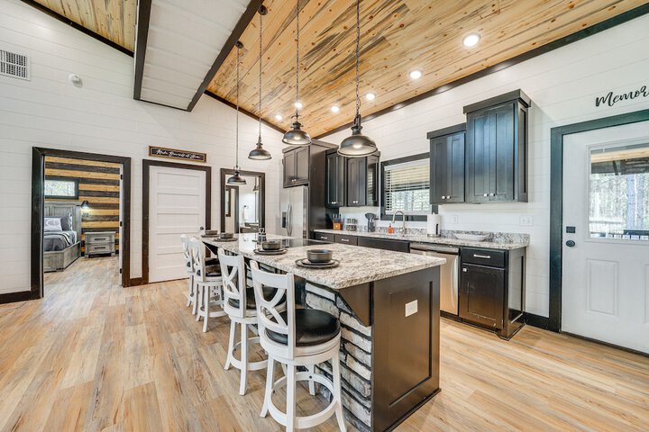 Near New Casino: Broken Bow Cabin w / Hot Tub