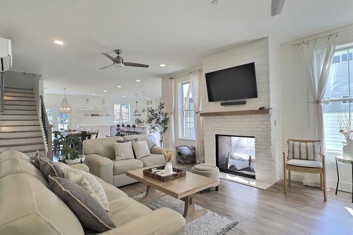 Serene 5BR Farmhouse Retreat Shoreline