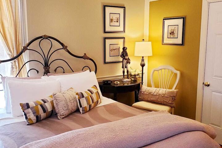 PineCrest Inn