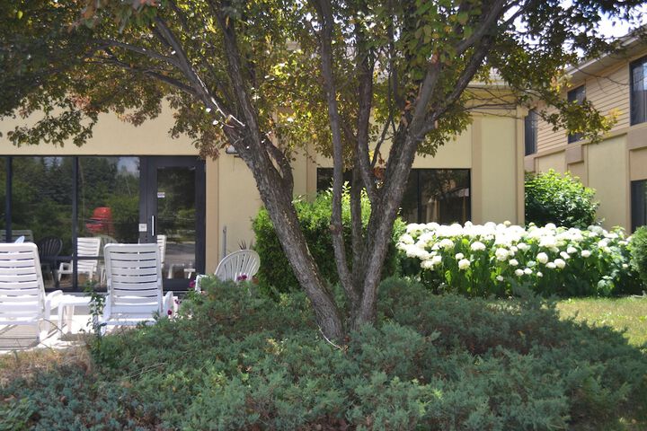 Super 8 by Wyndham Germantown / Milwaukee