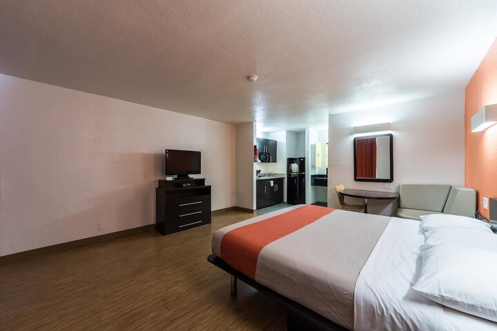 Room 32 of 38