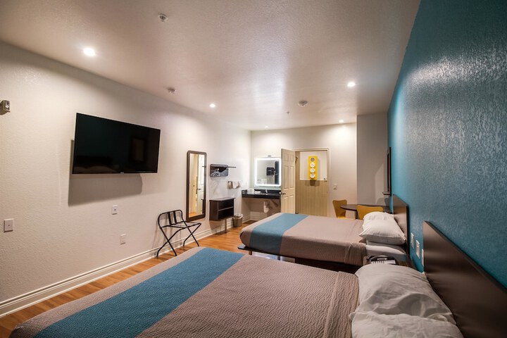 Room 13 of 39