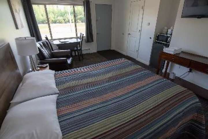 Three Lakes Motel