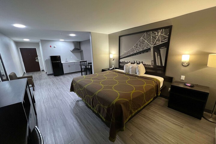Super 8 by Wyndham Lake Charles / Sulphur