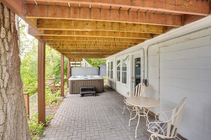 Cozy Plymouth Cottage w / Medicine Lake View!