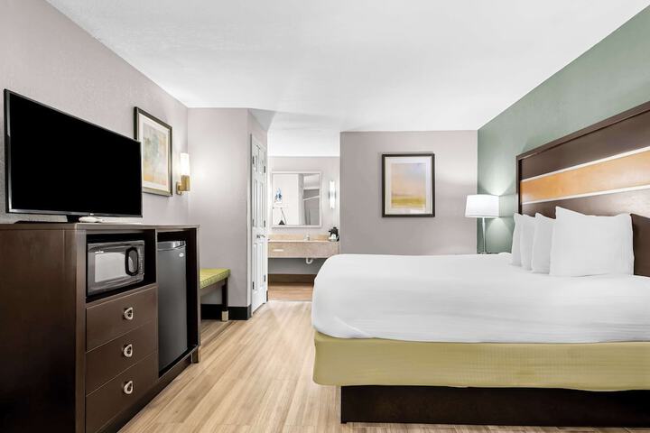Room 10 of 33