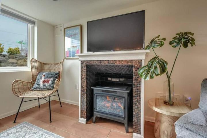 Private Basement Suite w Hot Tub