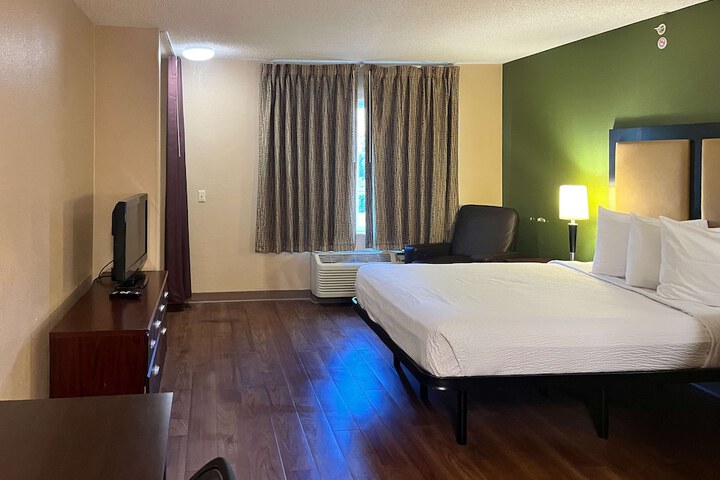 Room 12 of 27