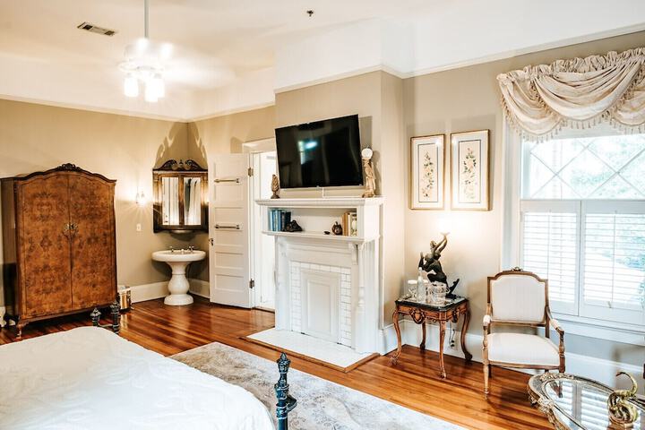 Heritage House Bed & Breakfast - Boutique Adults-Only Inn