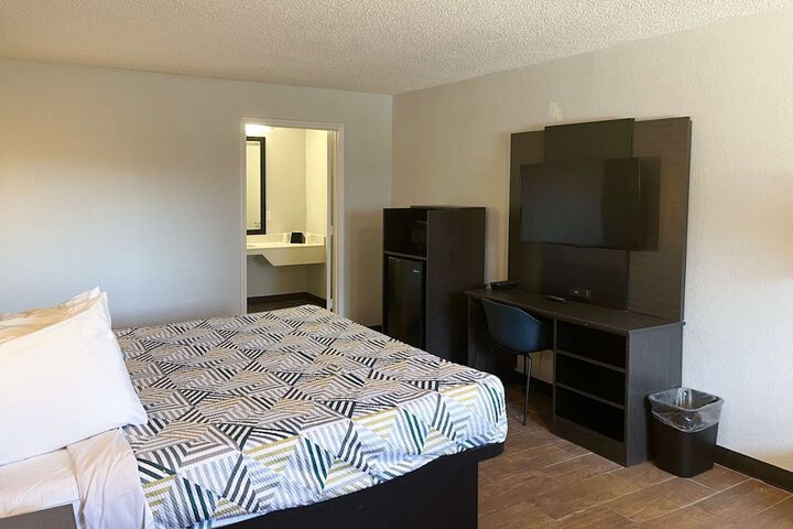 Room 8 of 16