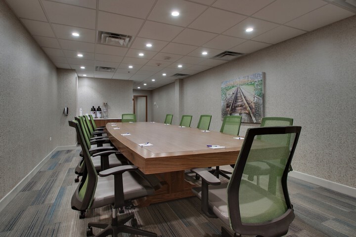 Holiday Inn Express & Suites Aurora - Naperville by IHG