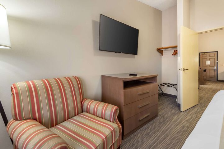 Country Inn & Suites by Radisson Watertown, SD