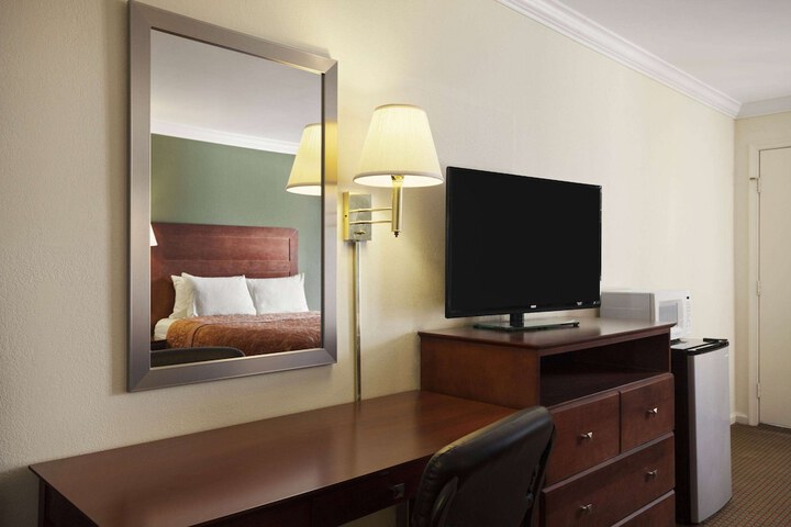 Room 27 of 46