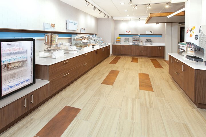 Holiday Inn Express and Suites Detroit / Sterling Heights by IHG