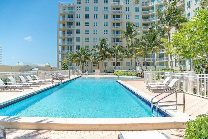 Casa Costa 308s Studio Pools, Jacuzzi, Beach, Shops & Dog Friendly