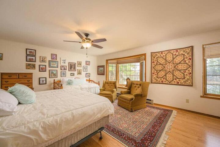 Lake House Family Vacation - Sleeps 12 Dock Kayaks Paddle Boards