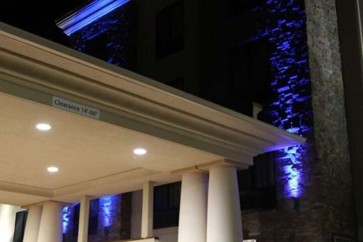Holiday Inn Express & Suites Huntsville Airport by IHG