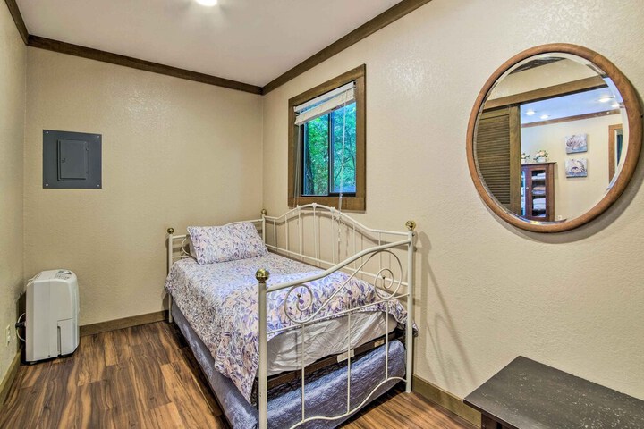 Coos Bay Cottage w / Fireplace & BBQ Patio!