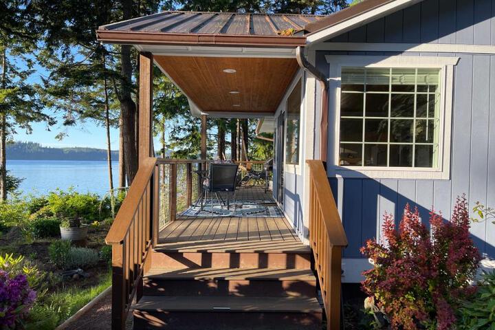 Puget Sound Chic Romantic Cottage with Private Beach Access & Gated Entry
