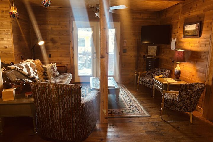 The Iris Garden Downtown Cottages and Suites