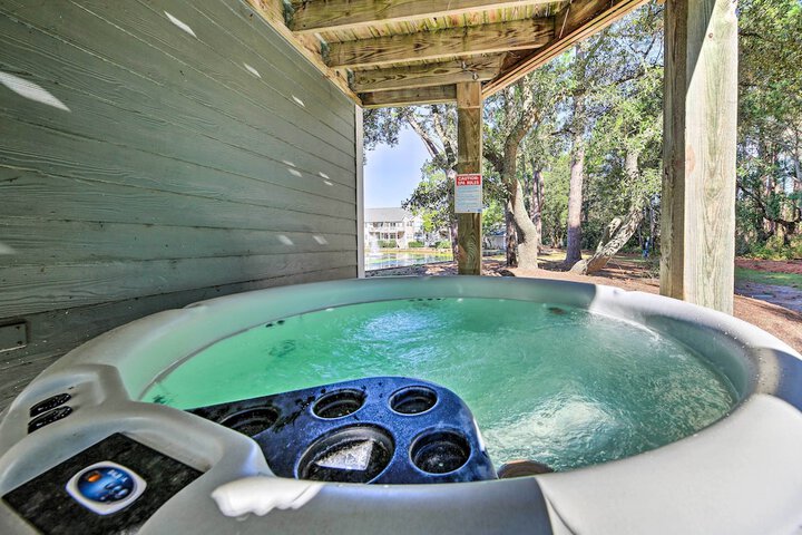 Coastal Home w / Community Pool 2 Miles to Beach!