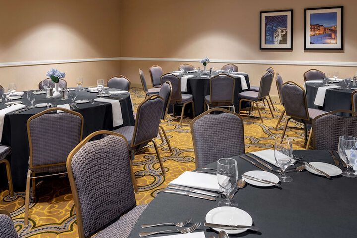 Hilton Indianapolis Hotel & Suites