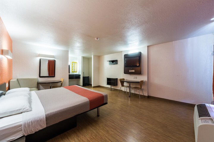 Room 18 of 38