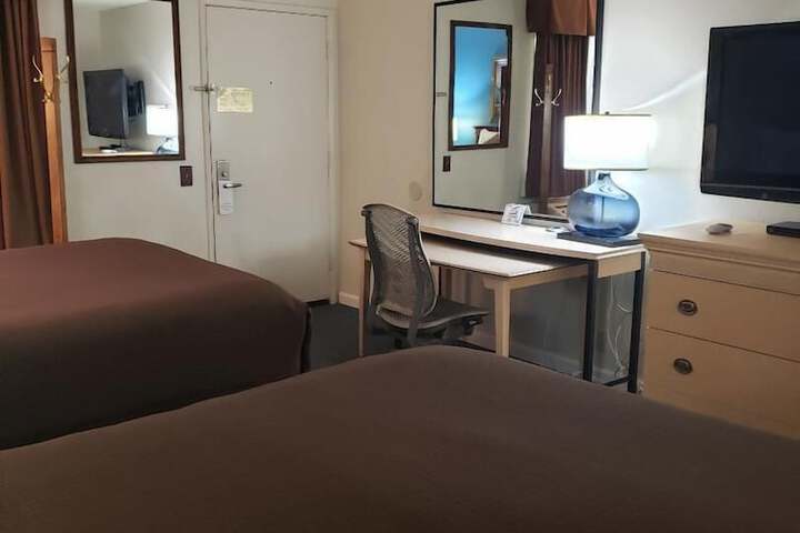 Ocairns Inn & Suites