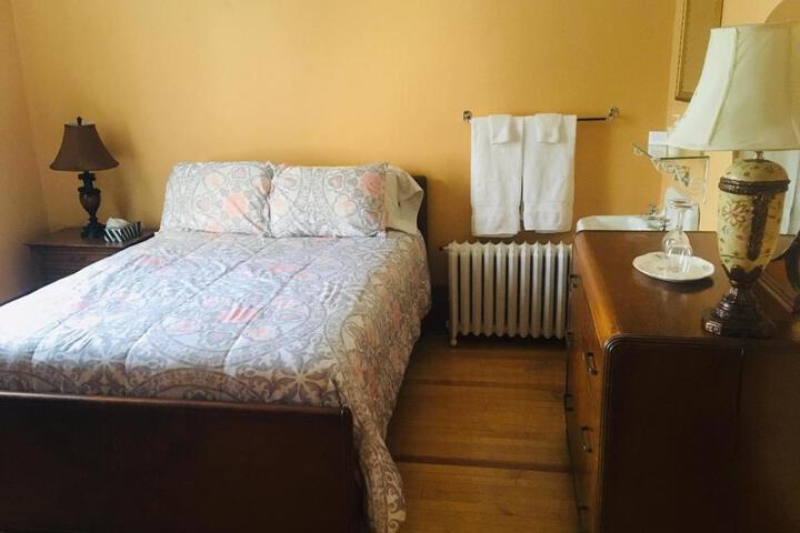 Le Petit Château Montebello B & B