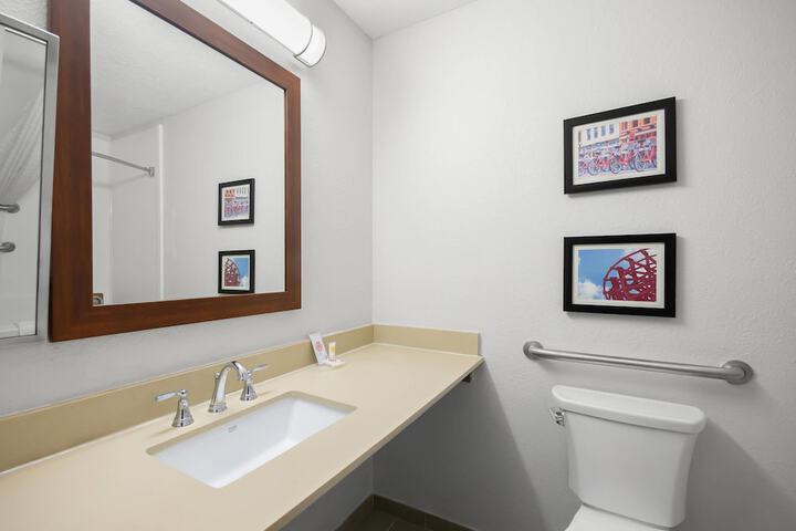 Comfort Inn & Suites Cincinnati Eastgate
