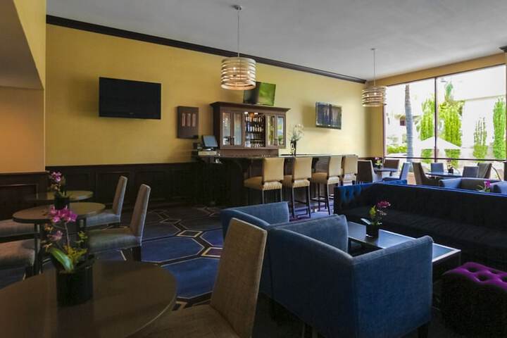 Lounge 54 of 56