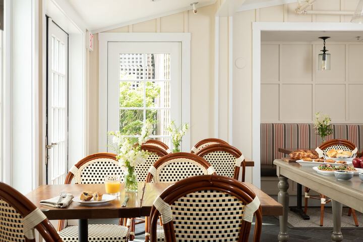 Vineyard Square Hotel & Suites