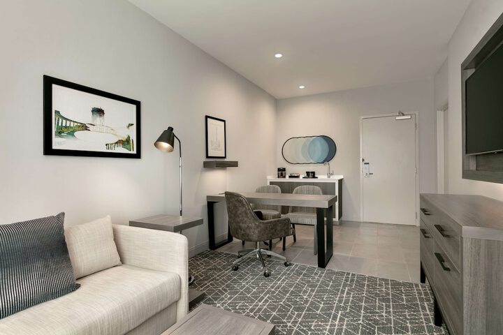 Lounge 42 of 48