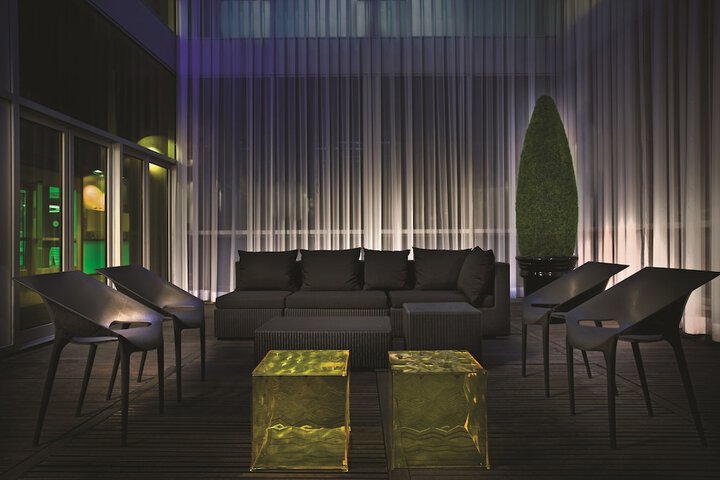 Lounge 42 of 45