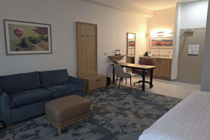 Hampton Inn & Suites Ontario