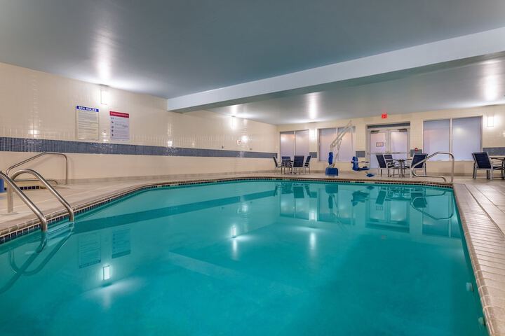 Holiday Inn Express & Suites Vadnais Heights by IHG