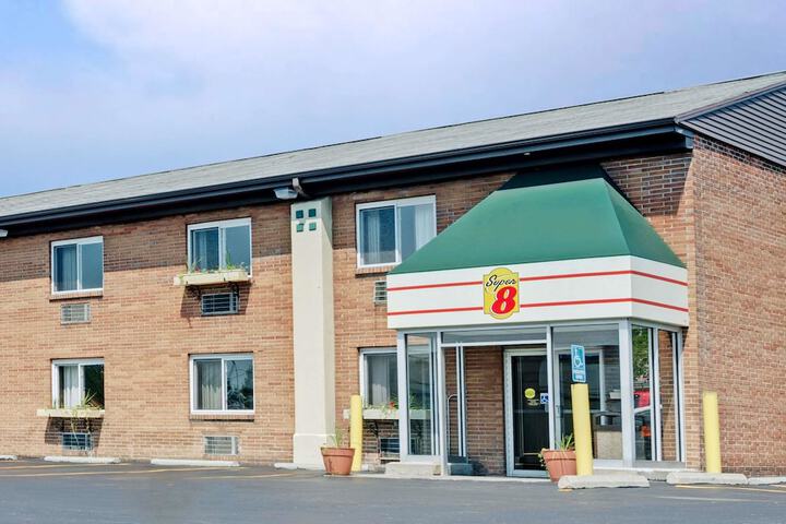 Super 8 by Wyndham Kenmore / Buffalo/Niagara Falls Area