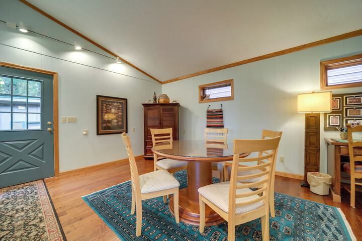 Robbinsville Vacation Rental w / Covered Balcony