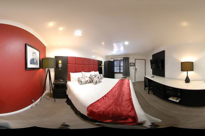Room 17 of 37