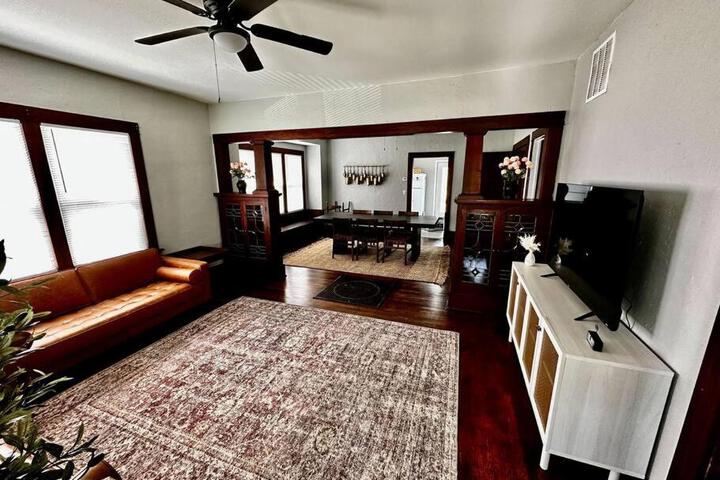 Mrs. Hughes Cottage - 2 bedroom House w / parking