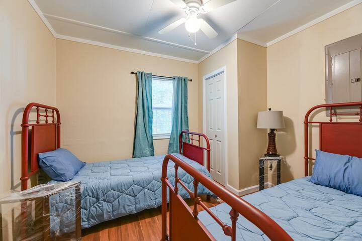 Riverfront Edenton Condo w / Porch & Boat Ramp!