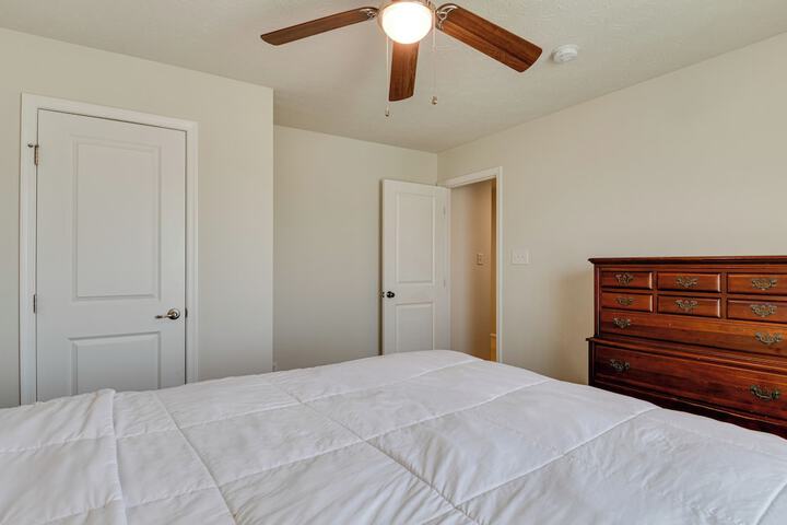 Spacious Home w / Fireplace - Near Golf!