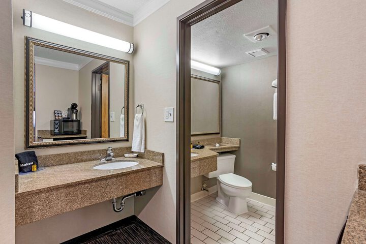 Best Western Plus Landmark Inn