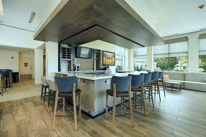 Lounge 63 of 79