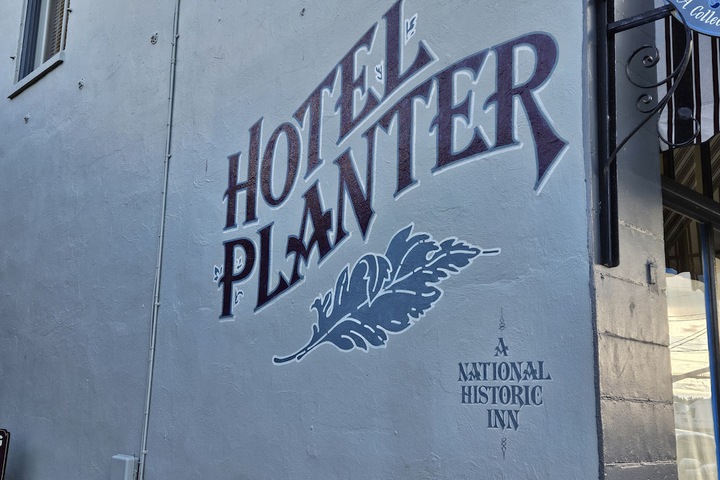 Hotel Planter